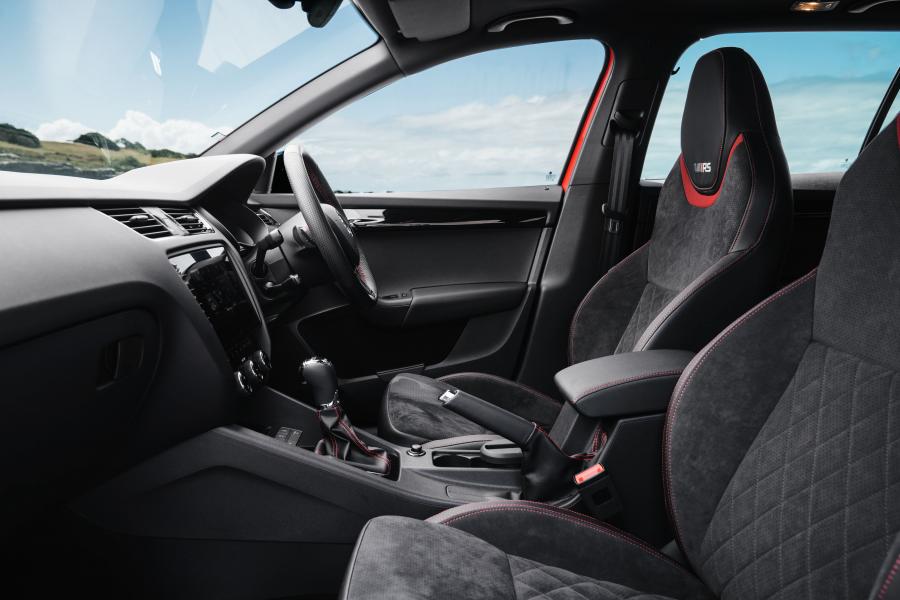 Интерьер Skoda Octavia RS 245 Combi (5E) 2017 года  (AU) (фото 36 из 40)